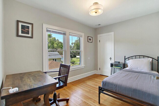 Building Photo - 915 W Pacific Ave