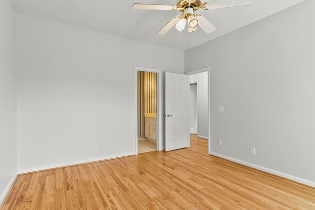 Building Photo - 10495 Royal Points Dr