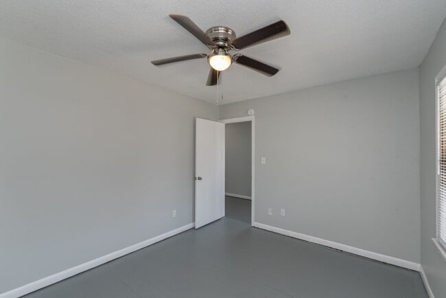Building Photo - Updated 2 BD/ 2 BA home in Harrisburg avai...