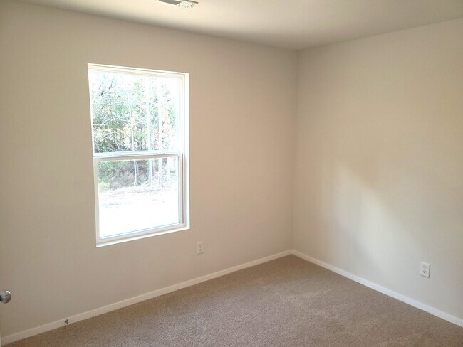 Building Photo - 3-Bedroom Home with 2 Full Baths in Prime Fayetteville Location