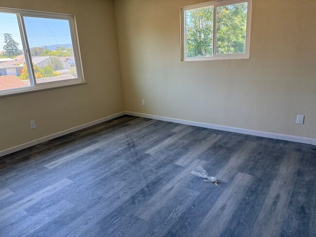 Building Photo - VACANT DOWNTOWN APARTMENT REDONE TO THE 10...