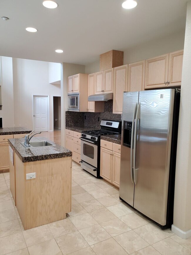 Building Photo - Wonderful 5bd / 3.5ba with 2 master suites