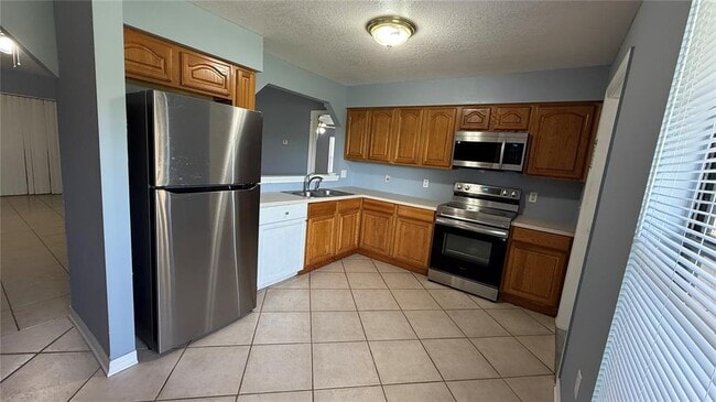Building Photo - 404 Spike Ct