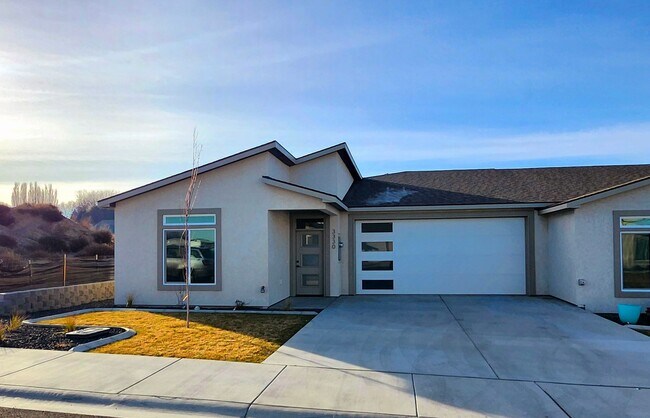 Building Photo - 3 bed, 2 bath- Kennewick Location!
