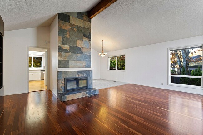 Building Photo - Spacious Home ! Huge living room, 2nd family room, kitchen nook and extra room off kitchen. Large...