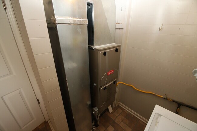 Building Photo - 603 Country Club Rd