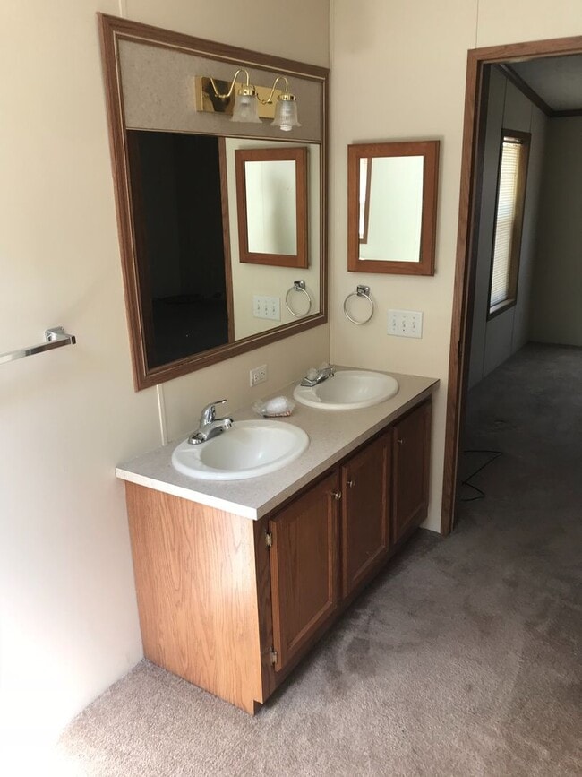 Building Photo - 4 Bedroom, 2 Full Bath home in Greenville/...