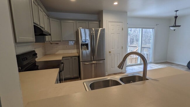 Building Photo - 829 Gallows Ct