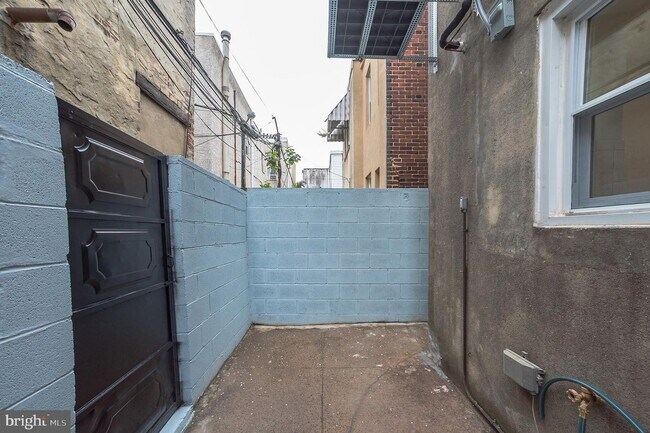 Building Photo - 1845 S Sartain St