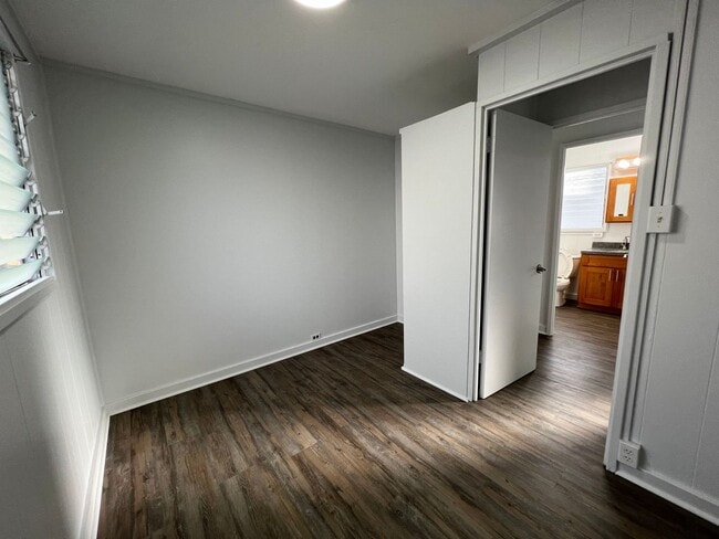 Building Photo - 3046C Harding Ave