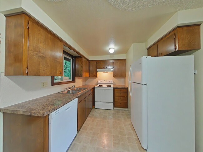 Building Photo - 2 Bedroom Apartment ~ Albany ~ Small Pet F...