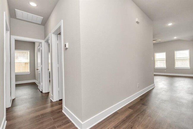 Building Photo - 1218 Scarlet Crk Dr