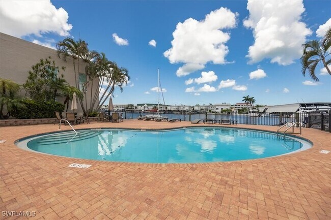 Building Photo - 800 River Point Dr