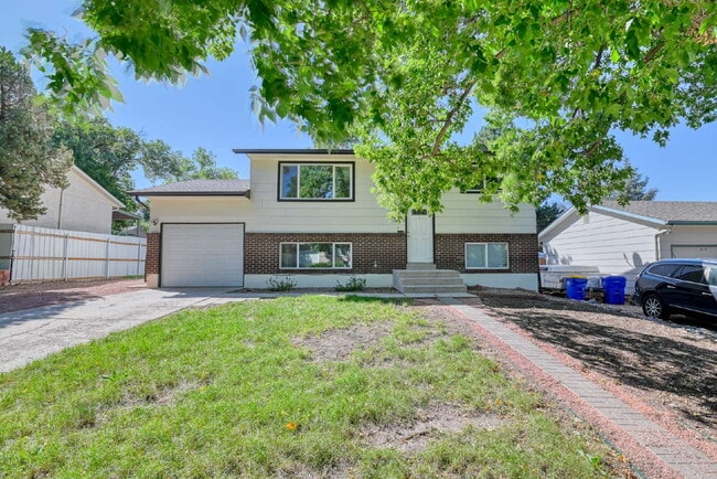 Building Photo - Fantastic Home In Village Seven For Rent