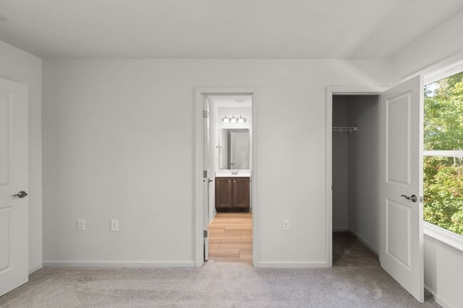 Building Photo - 2 Bed 2.5 Bath Townhome
