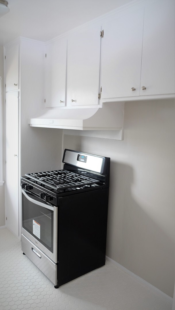 Building Photo - Spacious, modern, and bright! Love at first sight