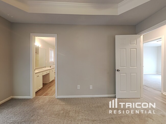 Building Photo - 242 S Red Oak Way