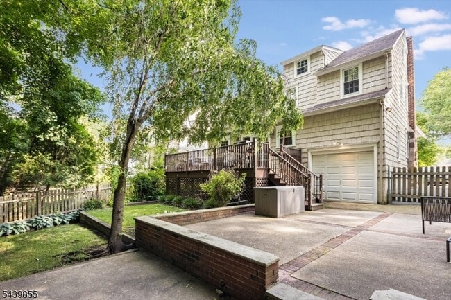 Building Photo - 25 Riverview Dr