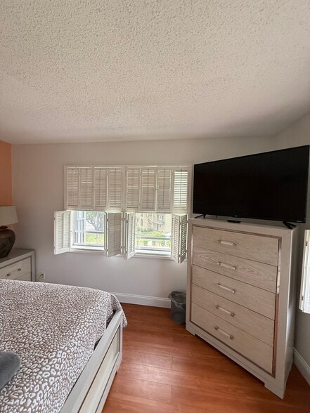 Building Photo - 5961 N Falls Circle Dr