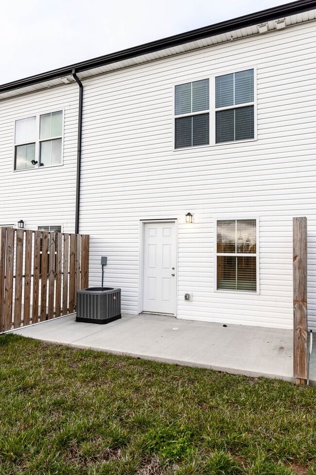 Building Photo - 208 Drayton Dr