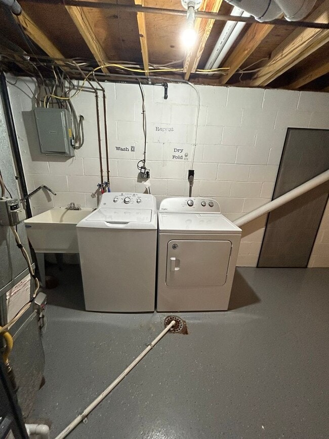 Building Photo - Modern Charm: 2 BR Home with Finished Basement, Pet Friendly, Assigned Parking, and Prime Location!