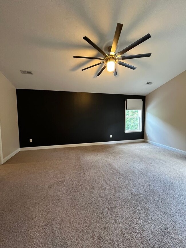 Building Photo - Stunning 3 Bed 3 Bath Home