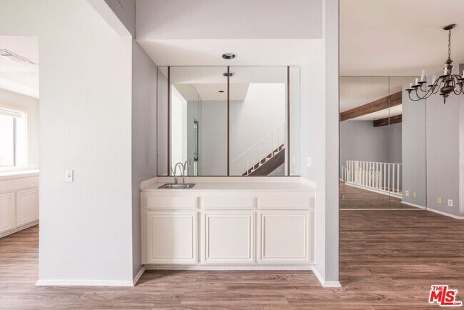 Building Photo - 1559 Palisades Dr