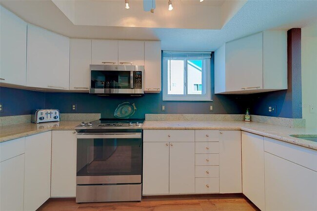 Building Photo - 911 Harbour House Dr