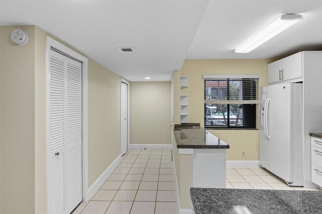 Building Photo - 434 Lakeview Dr