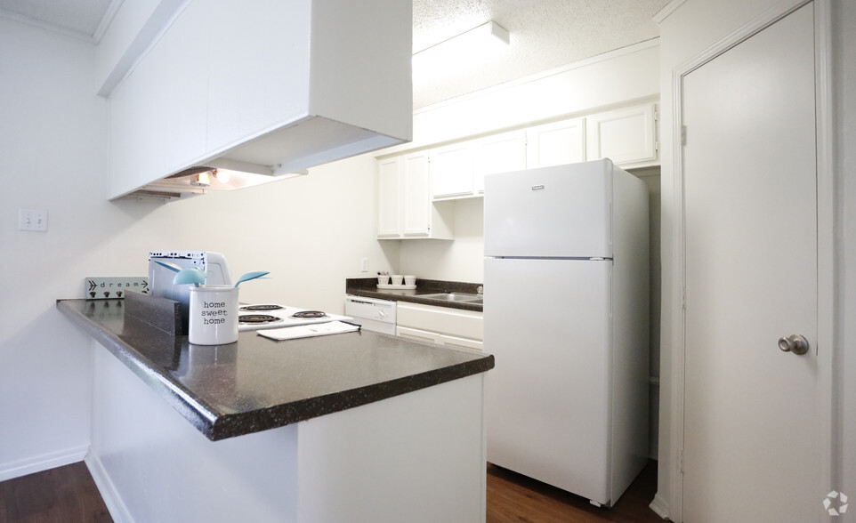 2BR/2BA -1020SF - Devonshire Apartments