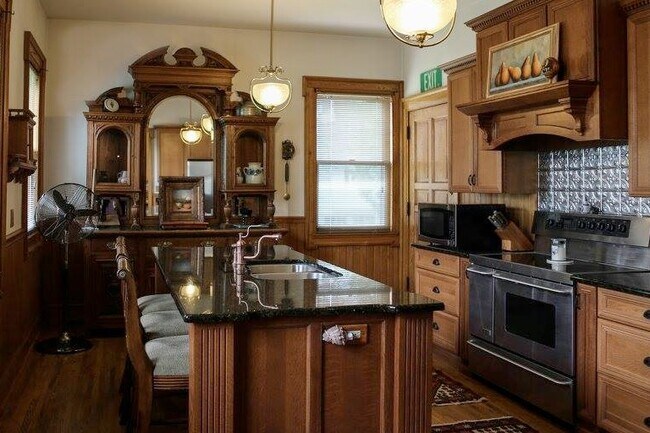 Building Photo - 820 1st St N