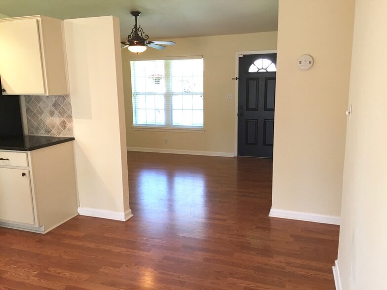 Building Photo - 1405 Green Forest Dr