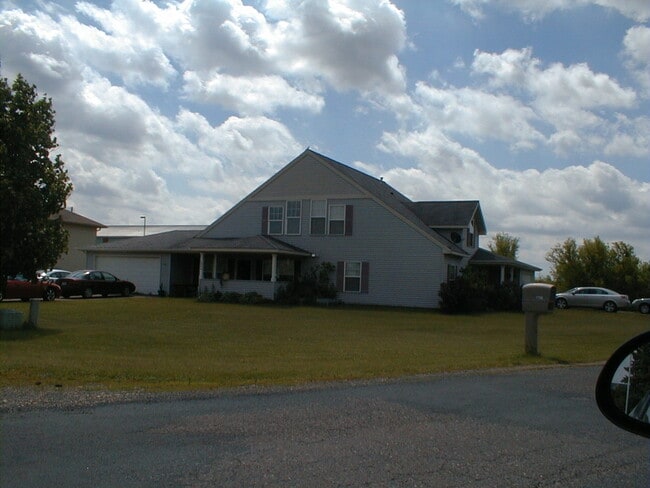 Building Photo - 680 Circle Pine Dr