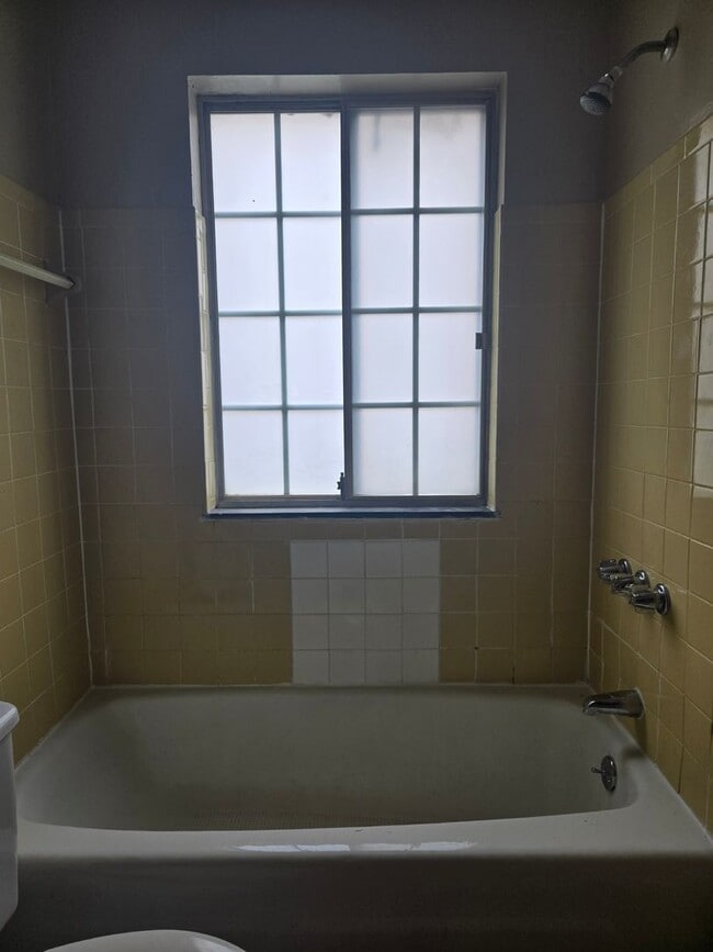 Building Photo - SPRINGBANK APARTMENTS II