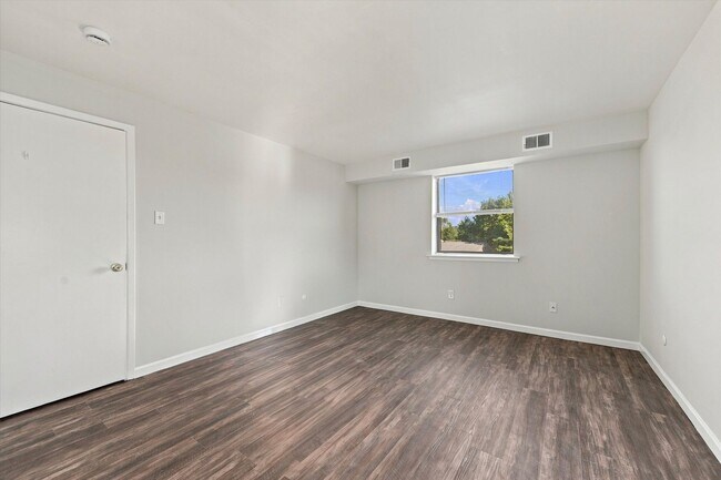 Building Photo - 1424 Valley Dr