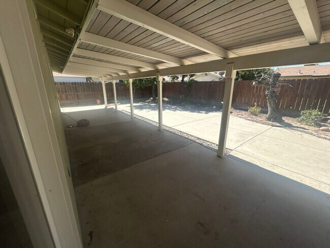 Building Photo - 3 Bedroom 2 Bathroom Centrally Located Near Shopping and Restaurants!