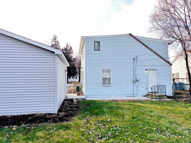 Building Photo - 1816 Kelly Ave