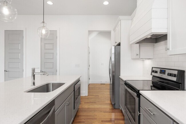 Building Photo - East Nashville Charmer