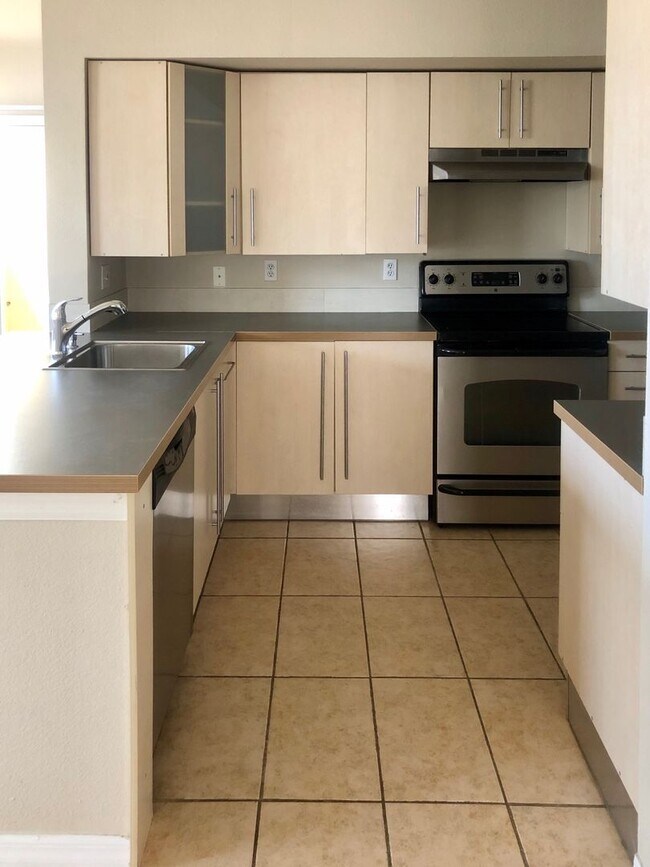 Building Photo - 2/2 condominium available January 1st 2026 for annual lease