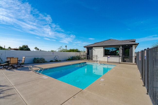 Building Photo - 6606 W Paradise Ln