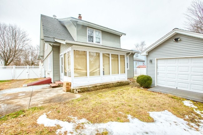 Building Photo - Inviting 3-bedroom, 1.5 bath home nestled in a peaceful and family friendly neighborhood