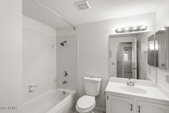 Building Photo - 1525 W El Alba Way