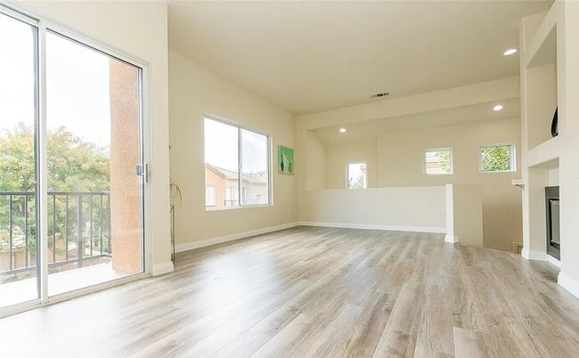 Building Photo - Live Smart in This Stylish 1BR