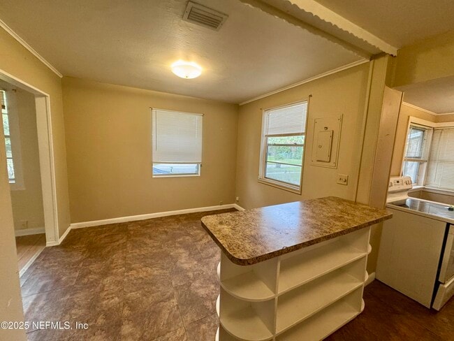 Building Photo - 2649 Lake Shore Blvd