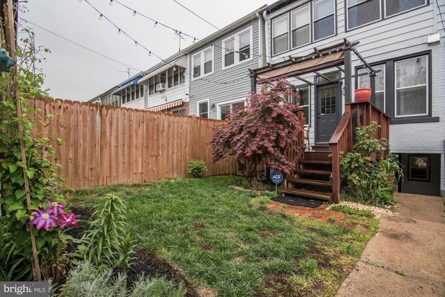 Building Photo - Spacious Three Bedroom Home W/Backyard, Ba...