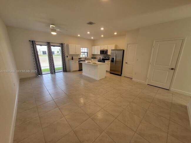 Building Photo - 1137 SW 6th Ct