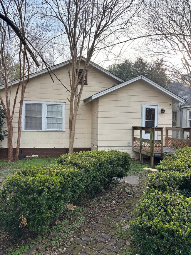 Building Photo - Lakebottom Area!