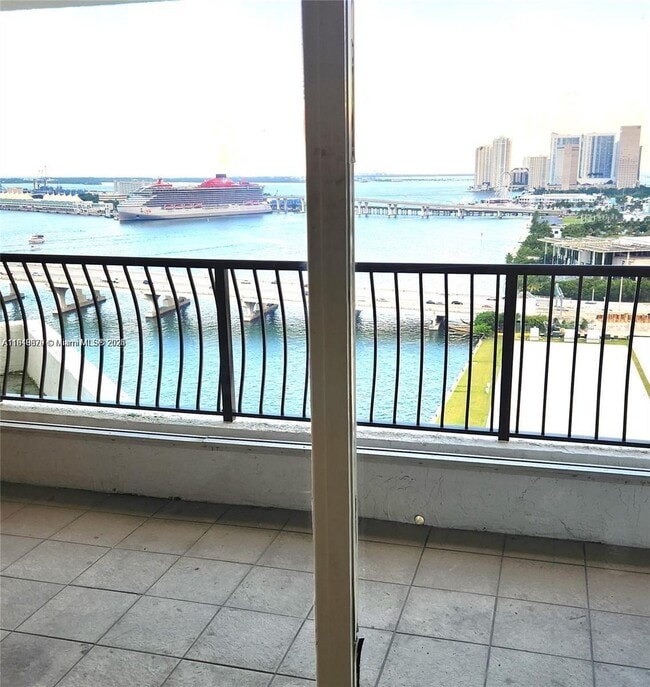 Building Photo - 555 NE 15th St