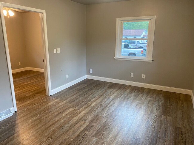 Building Photo - Updated 1-Bedroom House With Large Backyard