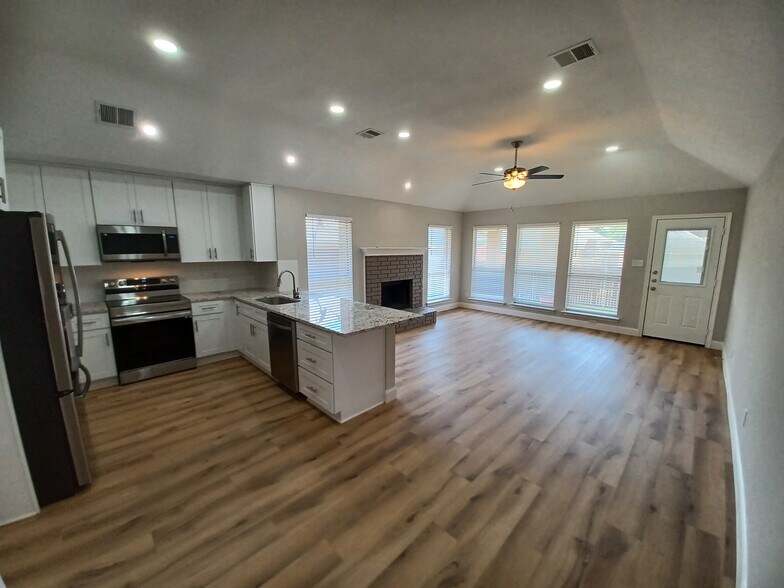 Building Photo - 1118 Emily Ln